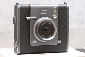 光や色を操って自分だけの表現を楽しむ　新チェキカメラ「instax WIDE Evo」、価格は55,000円