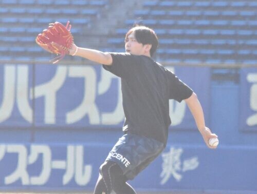 本拠地・ZOZOマリンスタジアムで自主トレを公開したロッテ・石川柊太(撮影=岩下雄太)