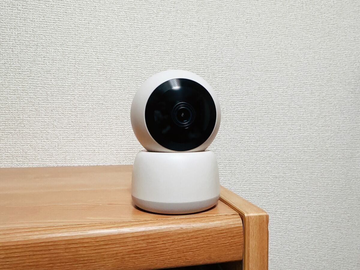 落ち着いたカラーで丸いフォルムが可愛らしい見守りカメラがスリコに登場