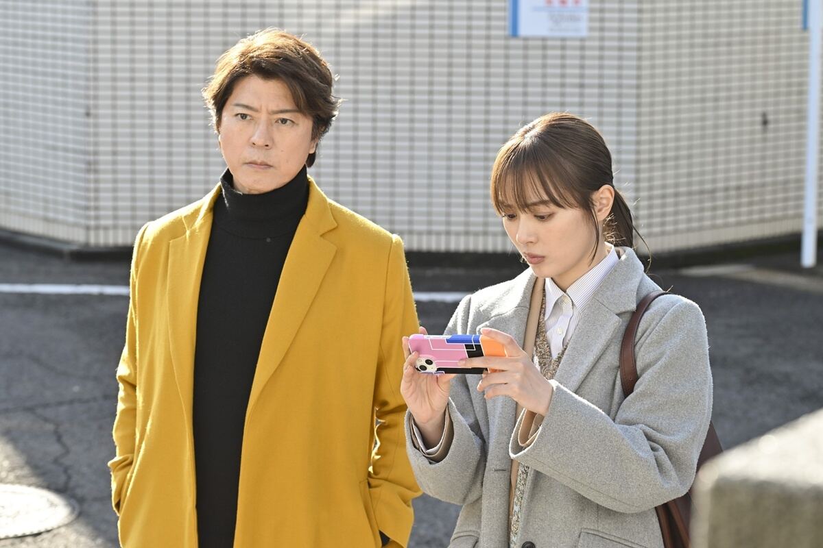 上川隆也(左)と内田理央＝『問題物件』第3話より　(C)フジテレビ
