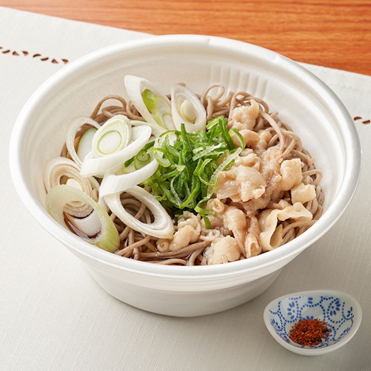 「ねぎたっぷり！豚肉そば」(598円)