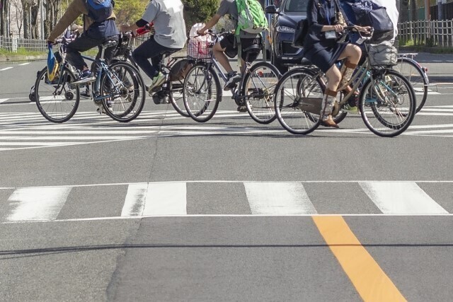 自転車事故の「約6割」が交差点で起きている？ 出会い頭での衝突が最多