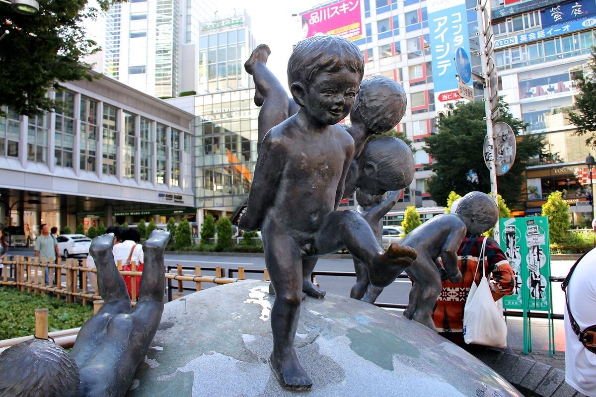 地球の上にあそぶこどもたち像