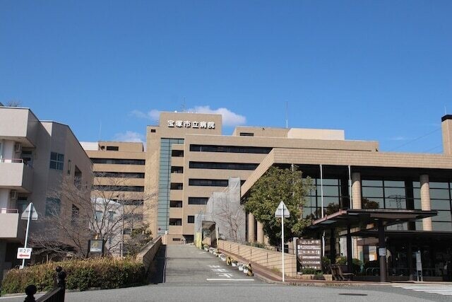 
                2025年2月3日、兵庫県宝塚市が公式X（旧Twitter）のアカウントで、市内在住の岡本光一さん・明美さん夫妻から総額約254億円の寄付を受けたことを投稿し、大きな話題となりました。
            