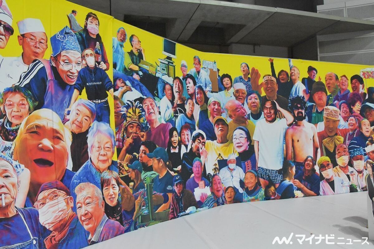 『オモウマい店』店主たちが並ぶパネル＝24年3月開催の『オモウマいフェス』(さいたまスーパーアリーナ)より