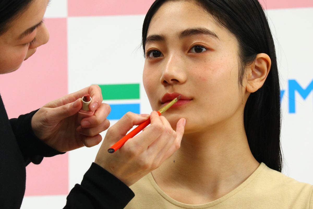 上唇にオーバーぎみに塗っても今っぽい