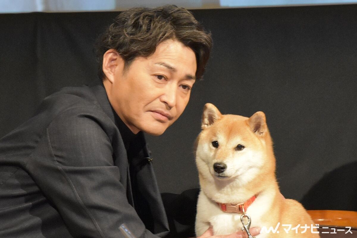 (左から)安田顕、のこ