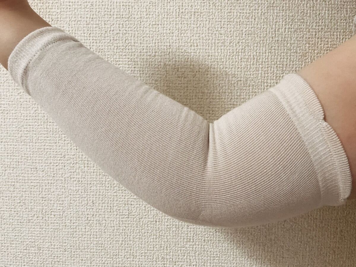 さらさらとした心地よい肌触りのひじ保湿アームカバー