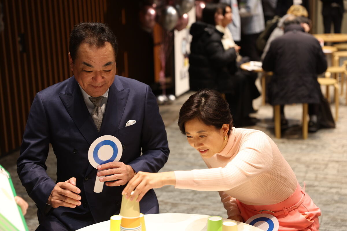 「〇×クイズ～NISAのことをもっと知ろう～」に挑戦する2人