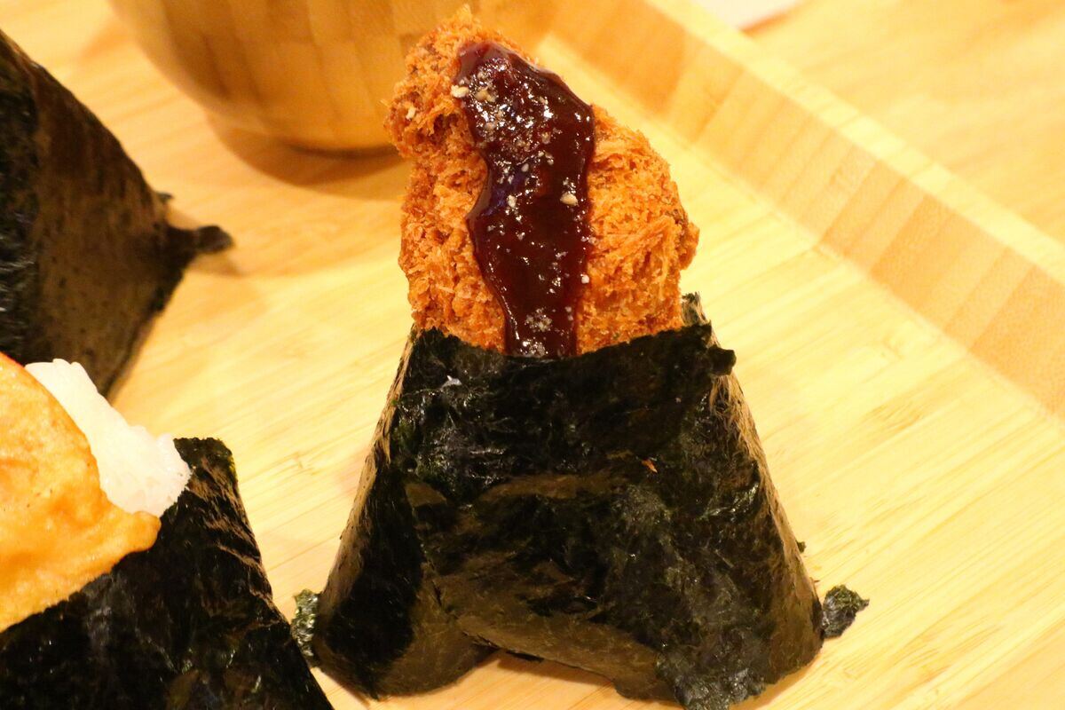 「味噌ヒレカツむすび」（330円/税込）※テイクアウトのみ