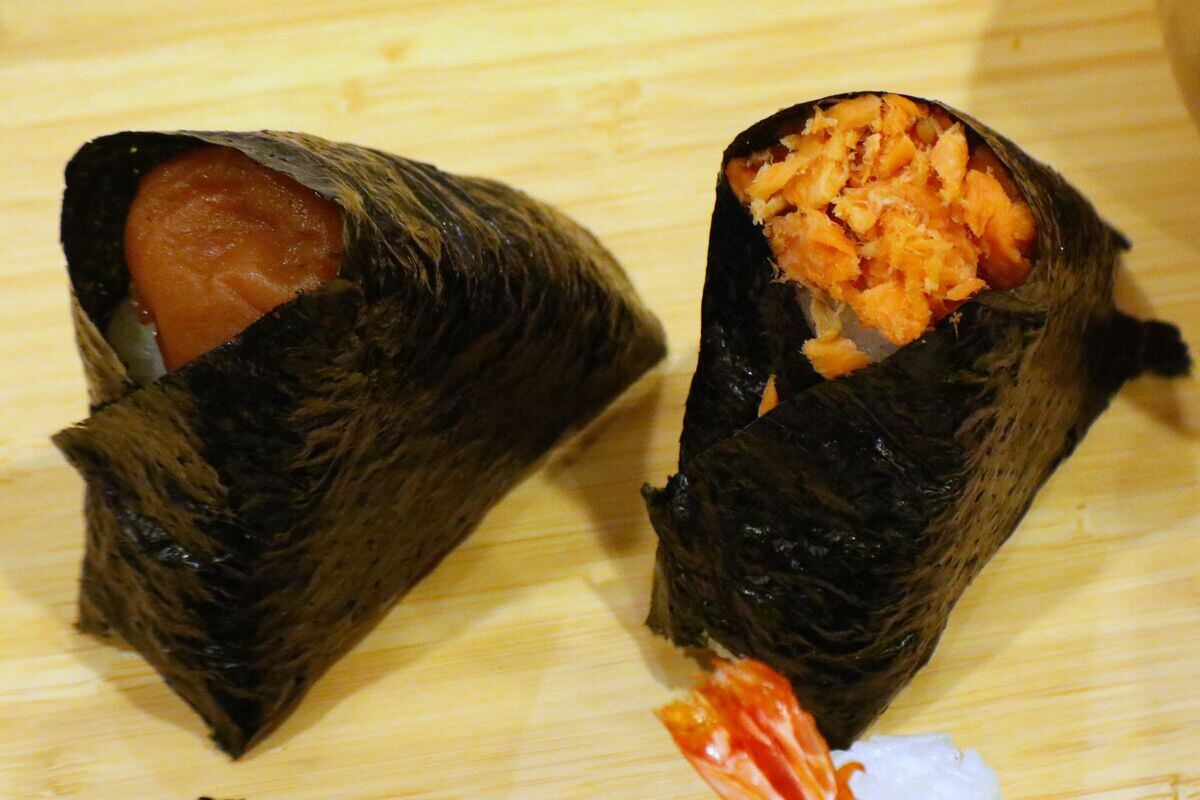  「紀州南高梅」（290円/税込）、紅しゃけ（290円/税込）※おかげ庵でも注文可能