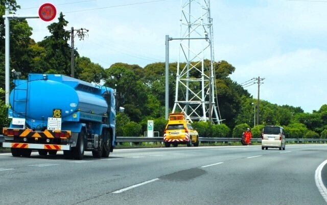道路上の「落下物」に要注意！パニックになって事故を起こさないために…運転中に落下物に遭遇した際の注意点と対処法を解説