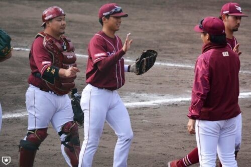 春季キャンプ最後の実戦を勝利で飾り、チームメイトとタッチを交わす宗山塁（中央）