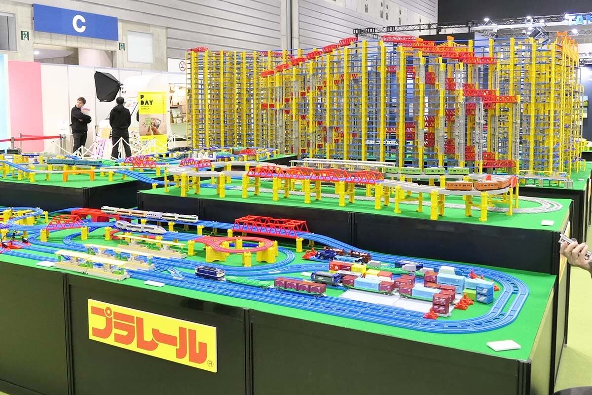 CP+2025では、前回大人気だったプラレールがパワーアップして帰ってきました！　展示台も広くなっており、スケールアップのほどが分かります