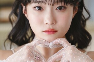 岸みゆ、美バストのぞくいちご柄ビキニ姿でケーキを頬張る　『DOLCE』