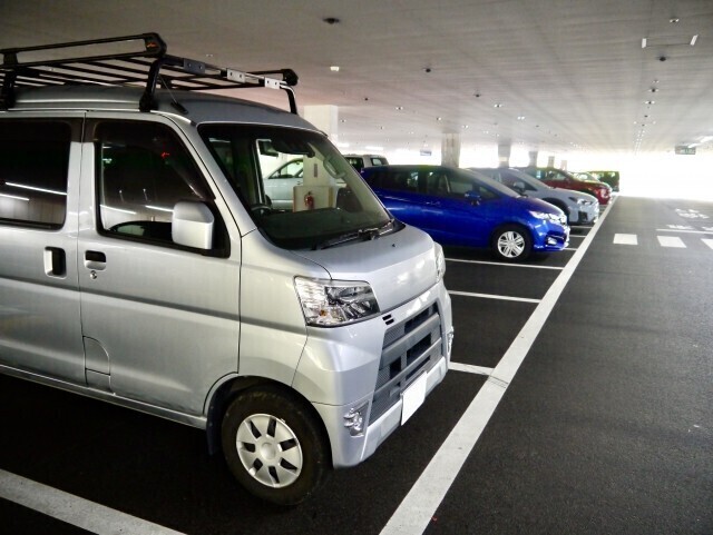 少しの接触でも“重大な事故”になる可能性も…スーパーなどの「駐車場」で注意すべき“子どもの動向”を解説