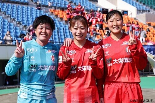 （左から）クリーンシートを達成したGK船田、決勝点を挙げた井手、プロデビューを飾った太田［写真］＝WEリーグ