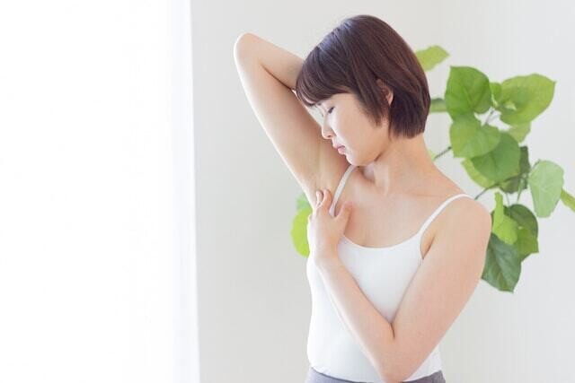 
                【医師が解説】首の横や股関節、足の付け根、わきの下、耳たぶ、耳の後ろのリンパ部分などの「しこり」は、がんかと不安だという声を聴きます。それらの多くはリンパ節の腫れで、がんの可能性は高くありません。わかりやすく解説します。
            