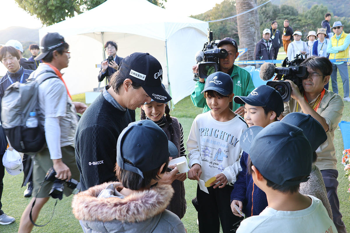 児童たちと交流する石川選手