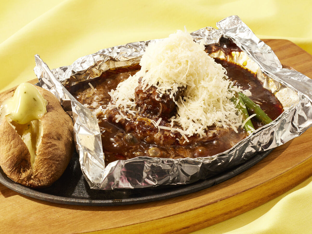 ココス「山盛りチーズの濃厚ビーフシチュー 包み焼きハンバーグ 145g」