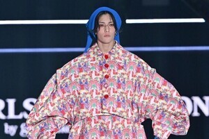 少年忍者・ヴァサイェガ渉、超個性的な衣装でモードな表情