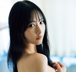 伝説のレースクイーン川瀬もえ、1st写真集で見せた大胆なセクシーショット