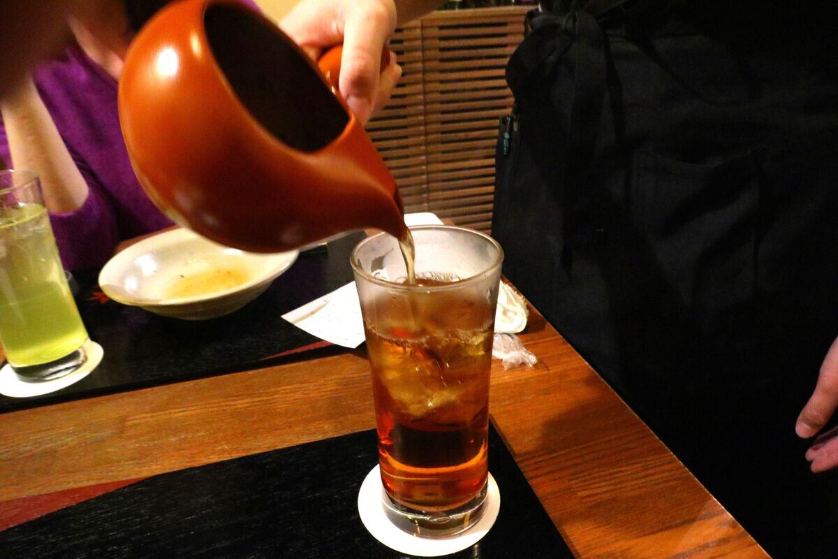 深煎りほうじ割（660円）は急須で入れたお茶を氷の入ったグラスに注ぐ！その後自分で焼酎を入れる