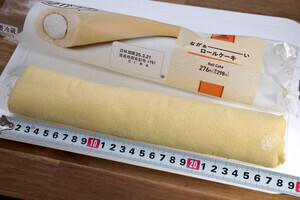 【長すぎ】ウソップの鼻の2倍以上! ファミマの「ながぁーーーーーーいロールケーキ」と「ながぁーーーーーーいカスタードエクレア」を食べてみた