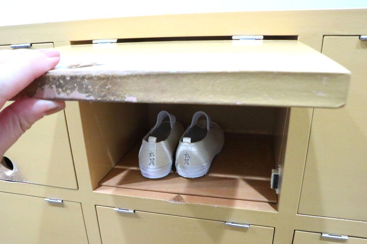 開けると……これは丸尾くんの下駄箱だ！　©️さくらプロダクション/日本アニメーション