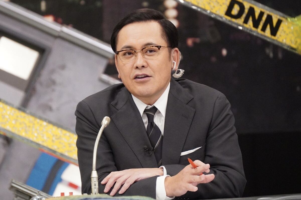 『全力!脱力タイムズ』メインキャスター兼総合演出の有田哲平　(C)フジテレビ