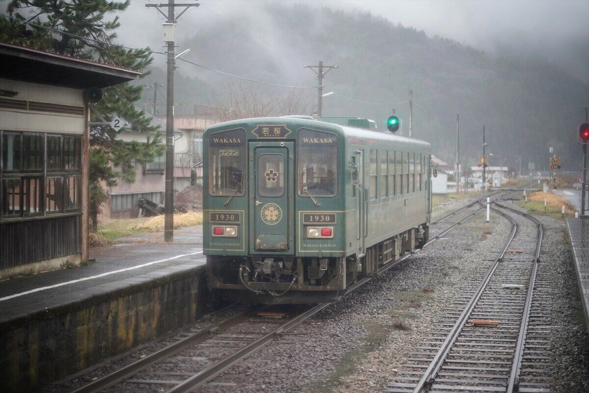 八東駅で若桜号とすれ違う