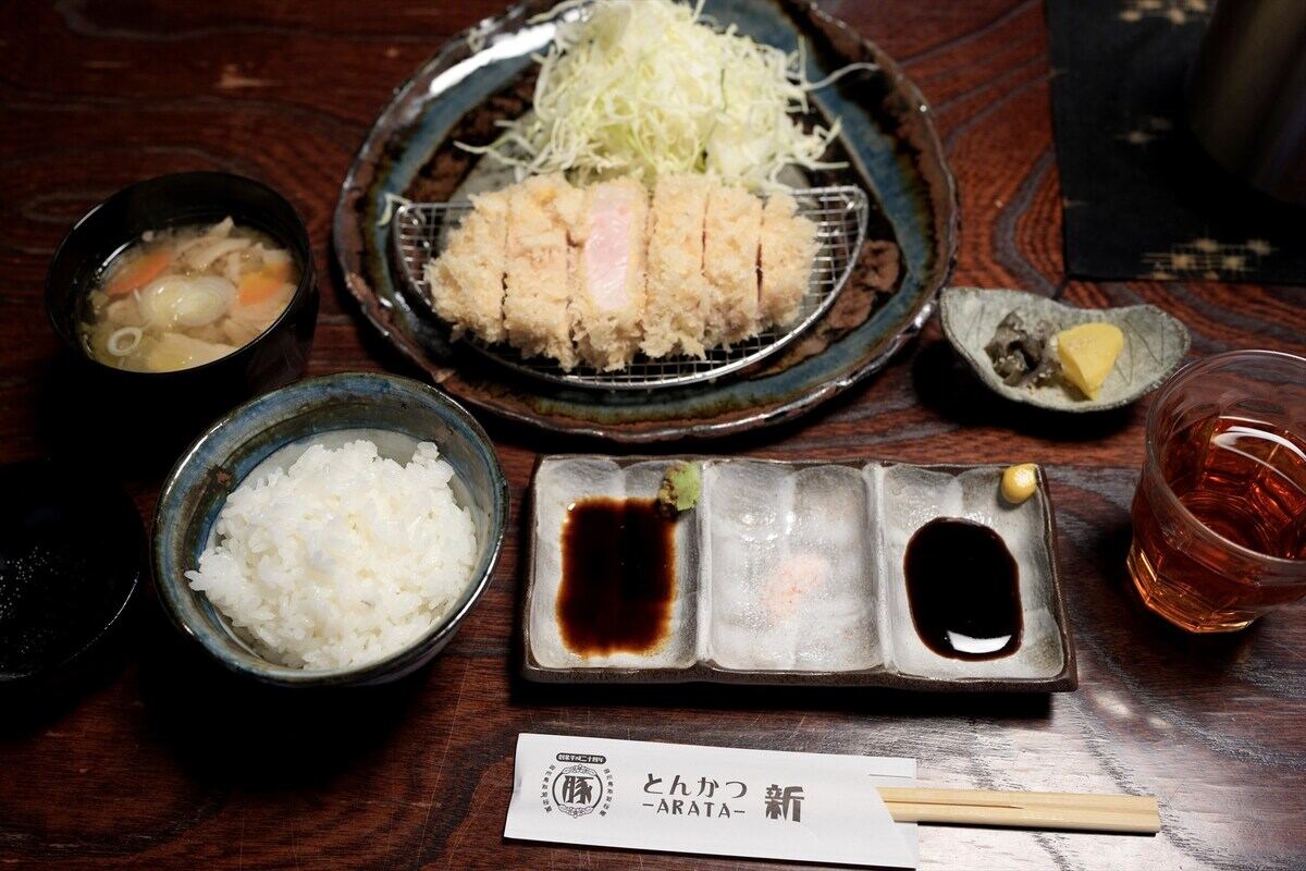 看板メニューのロースかつ定食