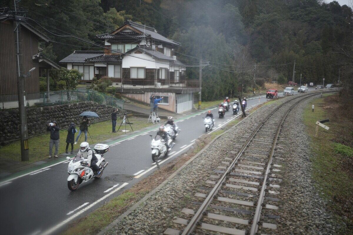 ライダーたちが隼号と並走