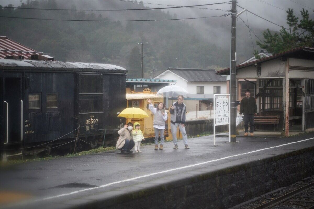 手を振る親子