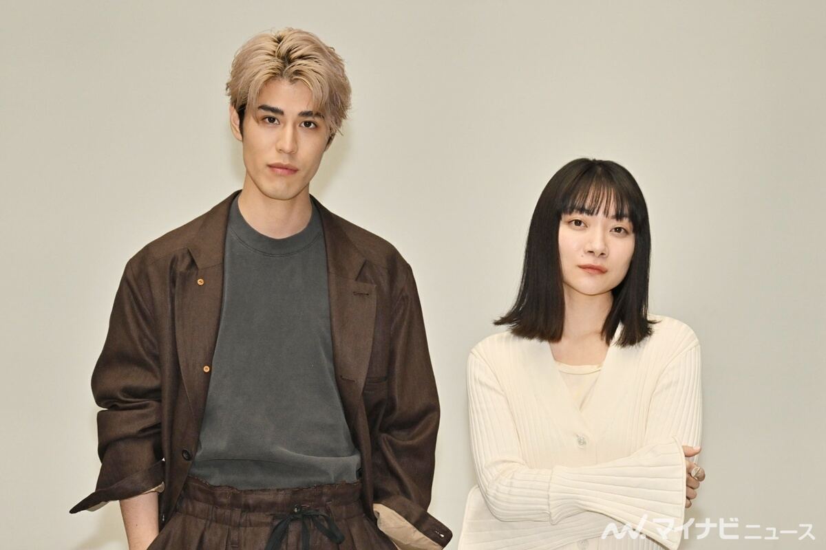 寛一郎(左)と三浦透子　撮影：蔦野裕