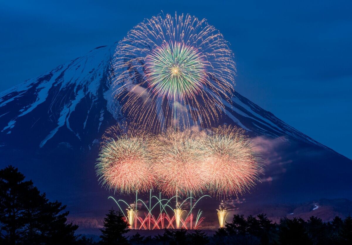 世界遺産で特別な観覧体験! 世界屈指の花火師たちの競演とは? 宿泊券は山梨県鳴沢村のふるさと納税返礼品に