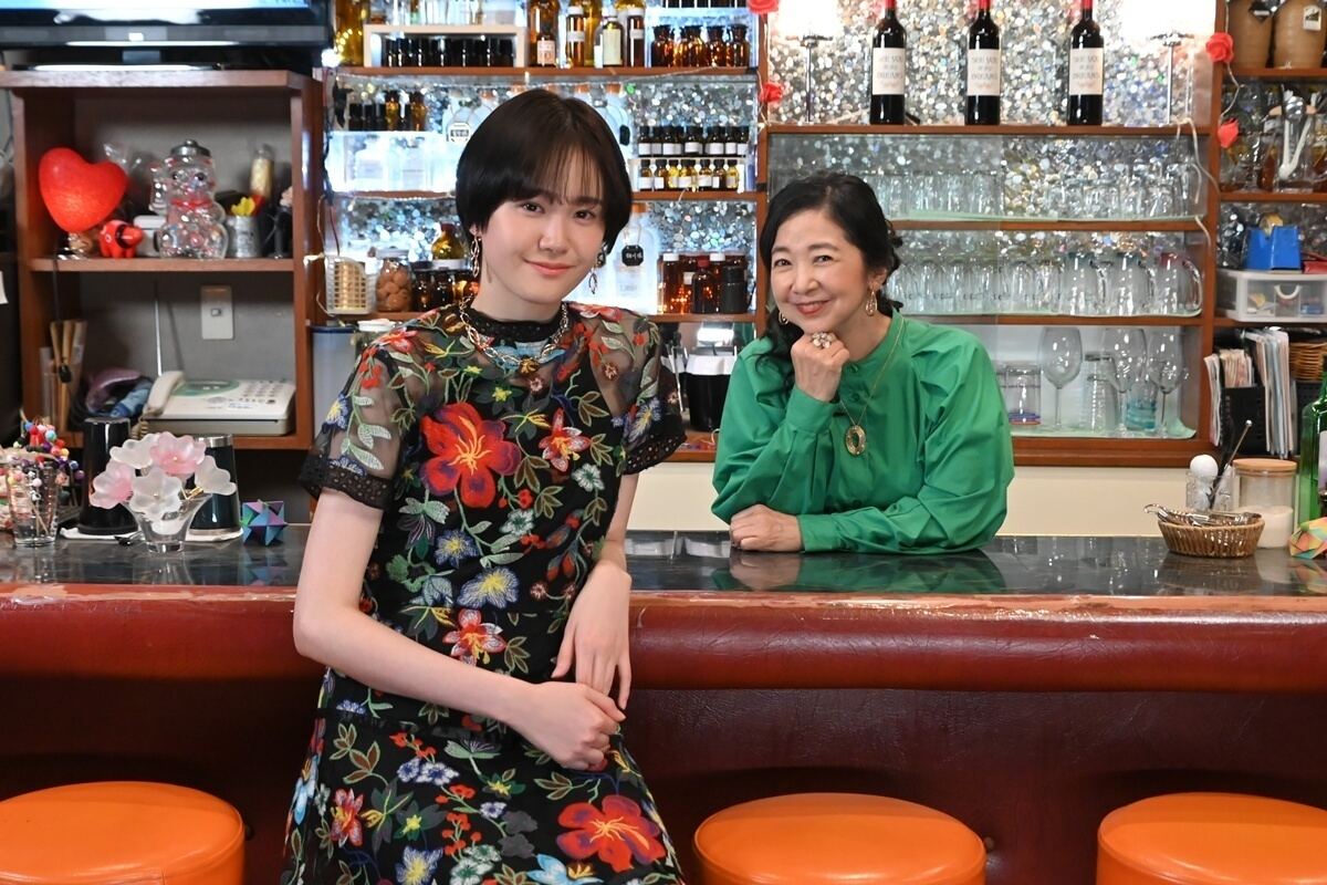 『介護スナックベルサイユ』に出演する尾碕真花(左)と宮崎美子