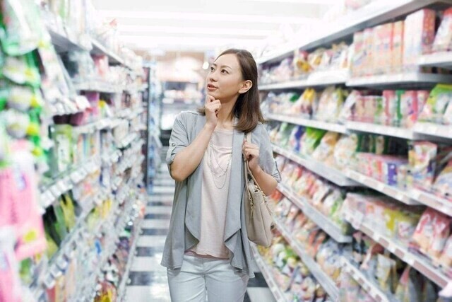 
                今や日常生活に必要なモノは何でも買えてしまうコンビニですが、モノによってはお金が貯まらない要因になっていることも。
            