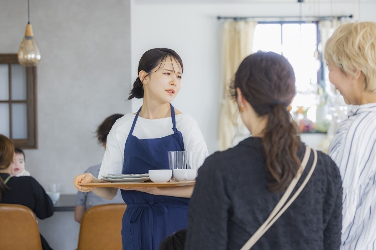 店員にタメ口で話す人の心理