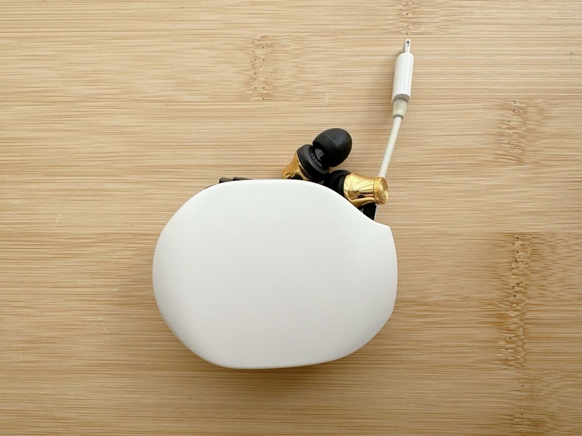 イヤホンや充電ケーブルの収納に便利な、半自動コード巻取りケース