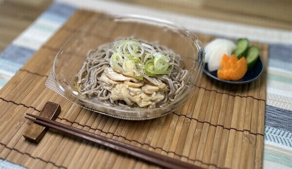 【ファミマ】山形名物「冷たい肉そば」東北限定で発売! 親鶏チャーシューにかつお出汁＆鶏油の奥深い味わい