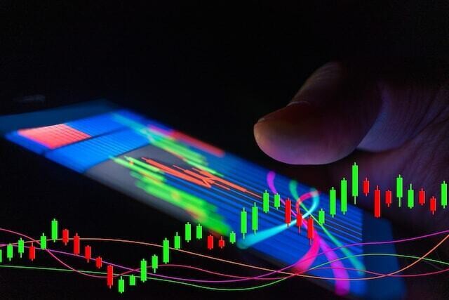 
                恐怖指数（VIX）はボラティリティ・インデックス（Volatility Index）のことで、株式市場の先行き不透明感を表していて、投資家心理を反映している指数と言われます。本記事では、恐怖指数が株式投資でどう参考にできるか考えていきます。
            