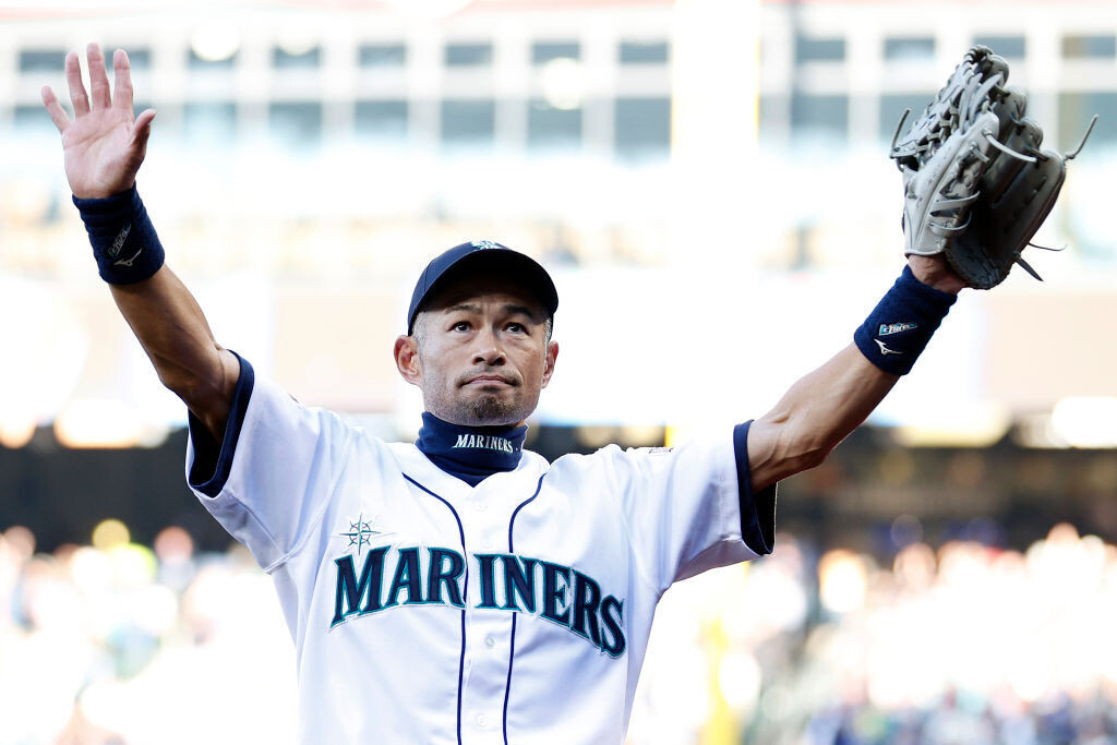 イチロー氏がマリナーズ開幕戦で始球式 背番号『51』で135キロの イチロー氏がマリナーズ開幕戦で始球式 背番号『51』で135キロの