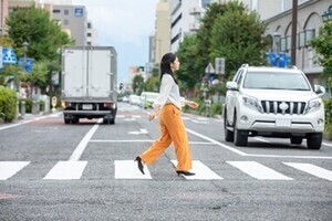 歩行者用信号が「青点滅してからの横断」はNG!? 横断歩道の正しい交通ルールを専門家が解説