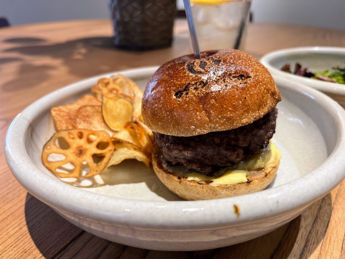 【鎌倉 グルメレポ】なぎさのハンバーガー - 鮮度抜群の食材を薪火で…