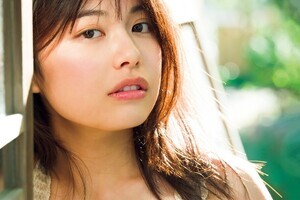 「ミスマガ」松田実桜、ターコイズグリーンの水着姿で美しいボディライン