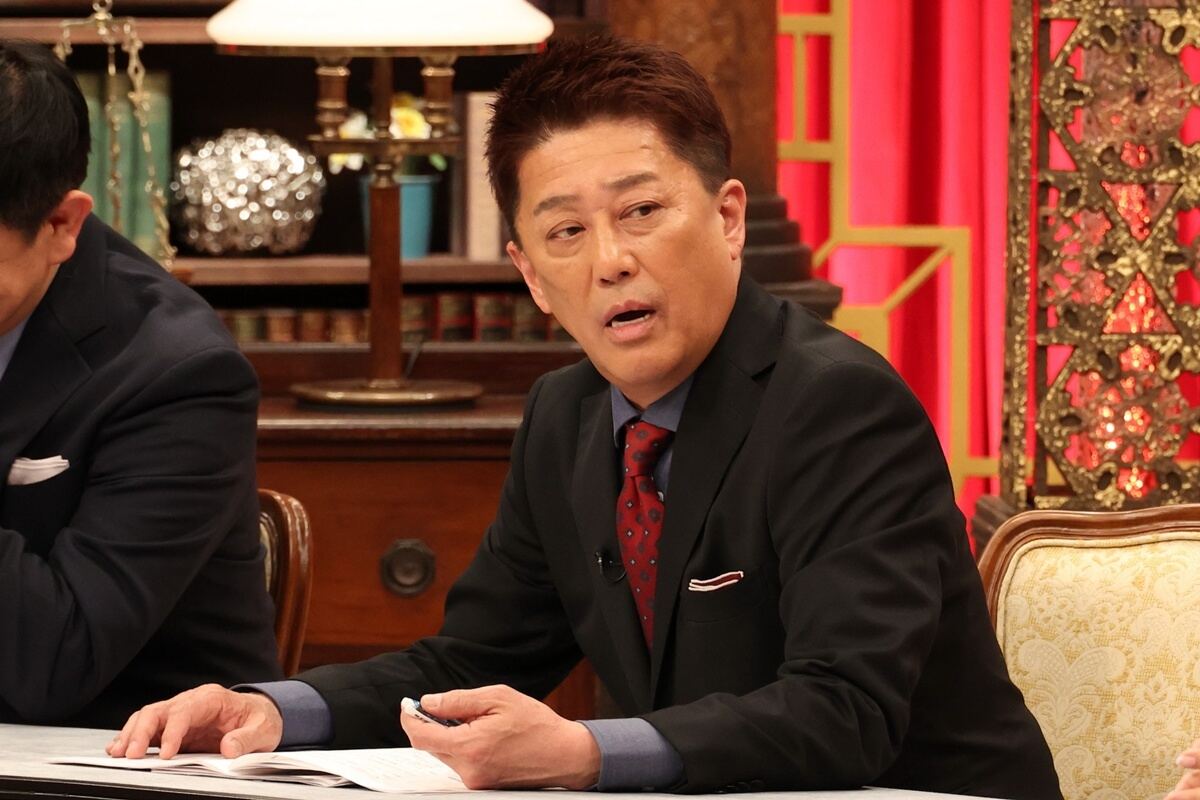 『実録!金の事件簿』MCの坂上忍　(C)フジテレビ
