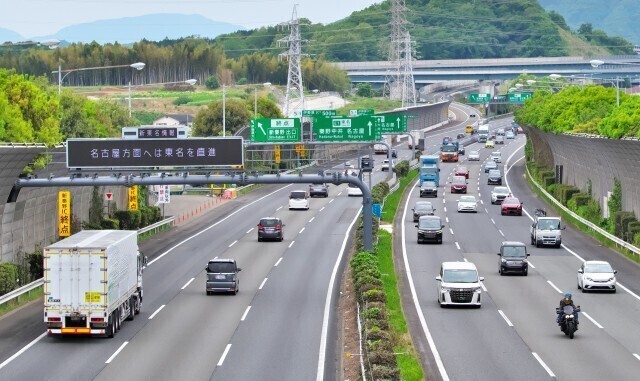 少しの油断が重大事故に…「高速道路での車線変更」どこに注意する？専門家が解説