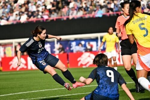 積極的にシュートを放った松窪真心　[写真]=金田慎平