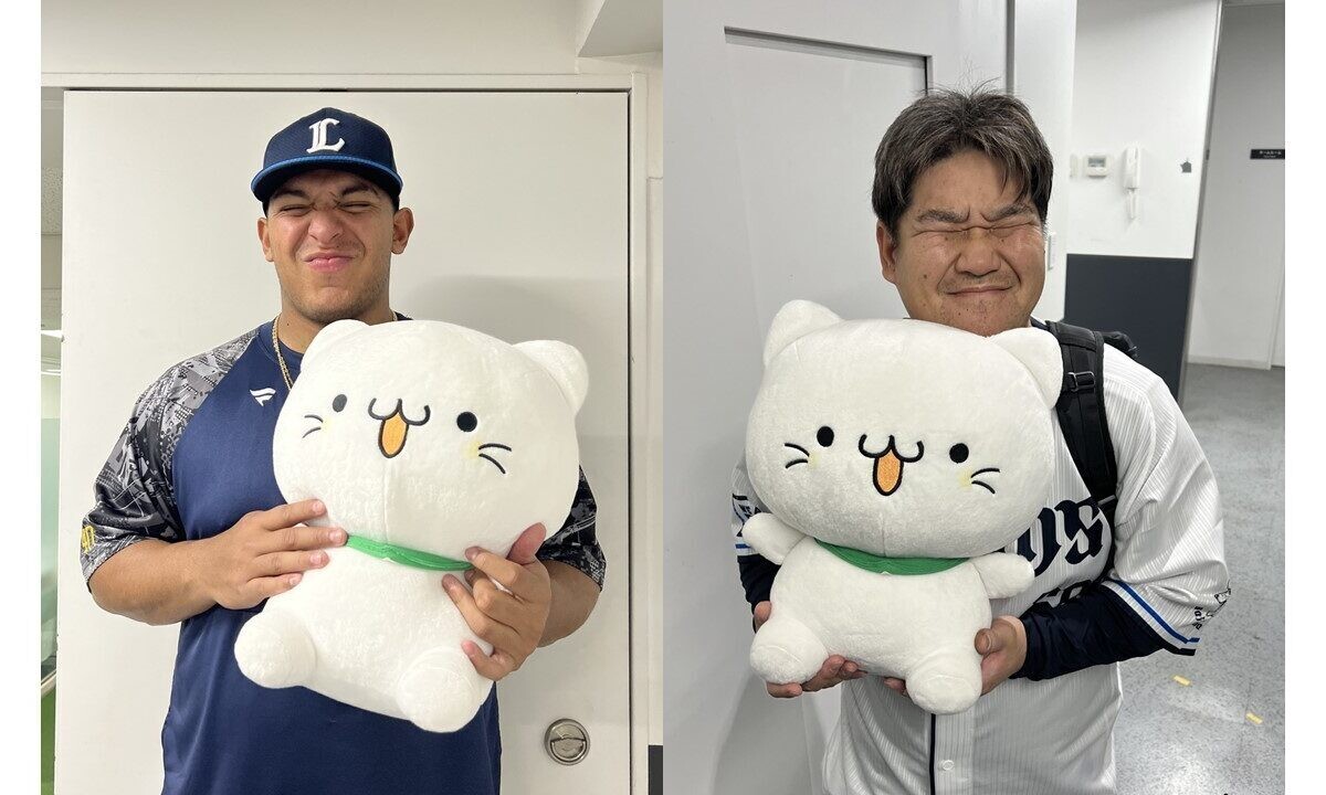 べるーにゃを手にするセデーニョ（左）と中村剛也（右）（球団提供）